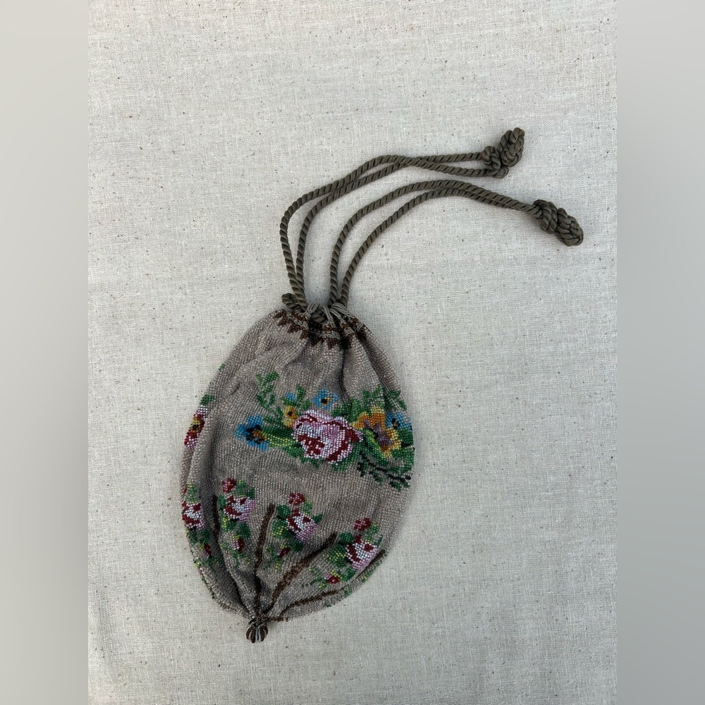 🌟 VINTAGE 🌟 HAND beaded evening sack shaped clutch. Made in France.